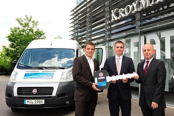 Symbolische Schlüsselübergabe (von links: Fuhrparkmanager Thomas Tschakert (Linde AG) , Sebastian Braun (Key Account Manager Fiat Group Automobiles Germany AG) und Chris Harbeck (Athlon Car Lease Germany). Foto: Auto-Reporter/Fiat